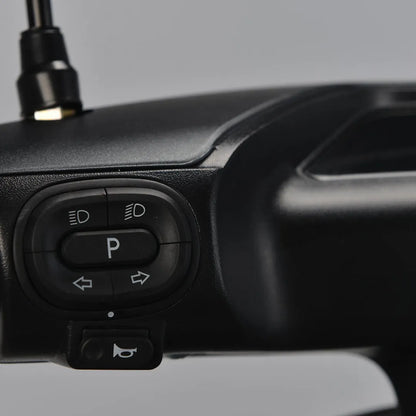 Od blizu posnet nadzorna plošča na električnem skuterju Yadea C Line.