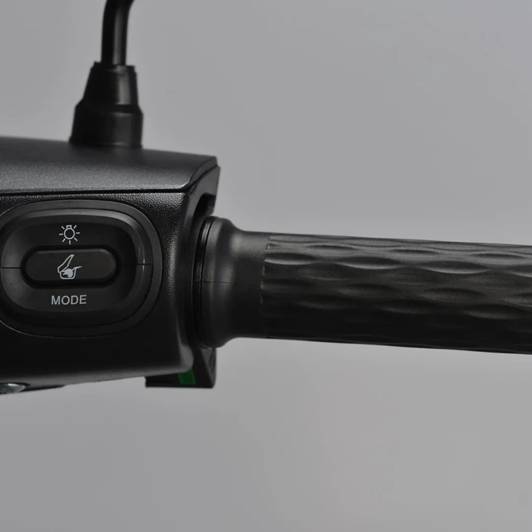 Od blizu posneto krmilo z upravljalnimi elementi na električnem skuterju Yadea C Line.