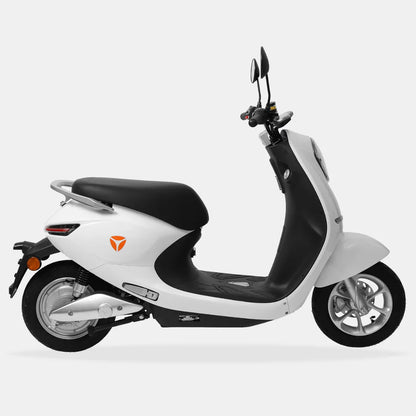 Stranski pogled električnega skuterja Yadea C Umi, ki se ponaša z elegantnim belim dizajnom.