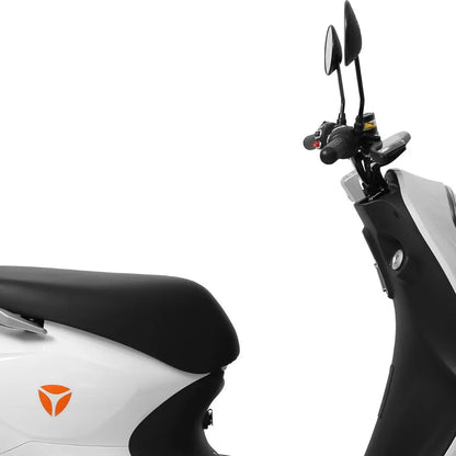 Od blizu posnet Električni skuter Yadea C Umi, ki prikazuje sedež in krmilo.