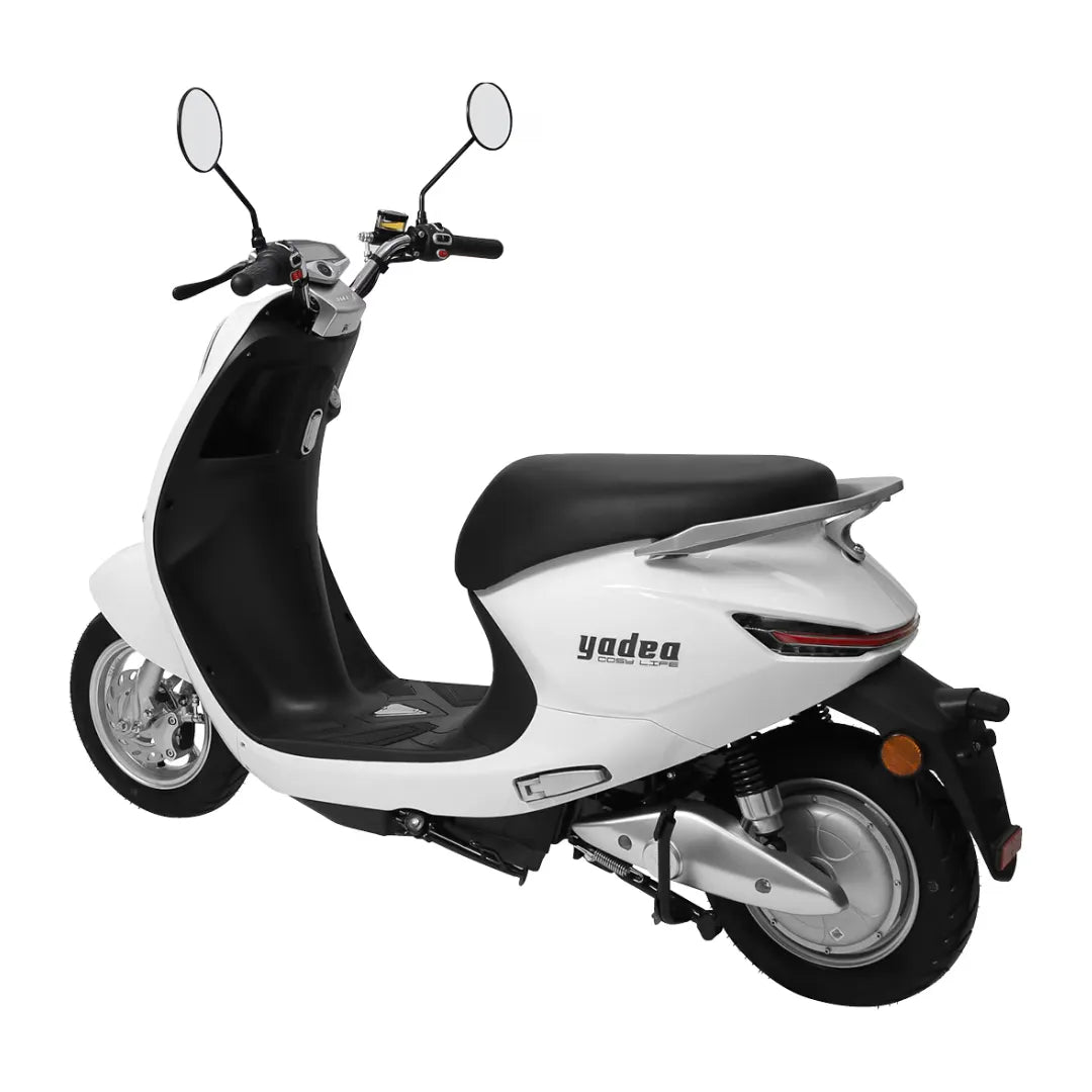 Električni skuter Yadea C Umi v elegantni beli obliki, ki prikazuje moderne funkcije in stil.