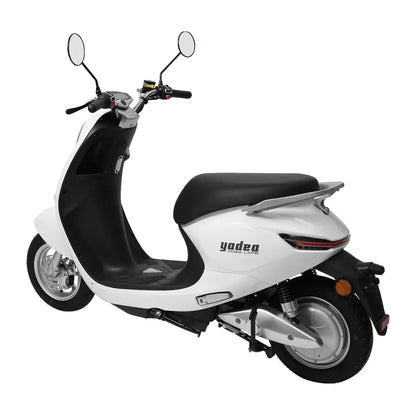 Električni skuter Yadea C Umi v elegantni beli obliki, ki prikazuje moderne funkcije in stil.