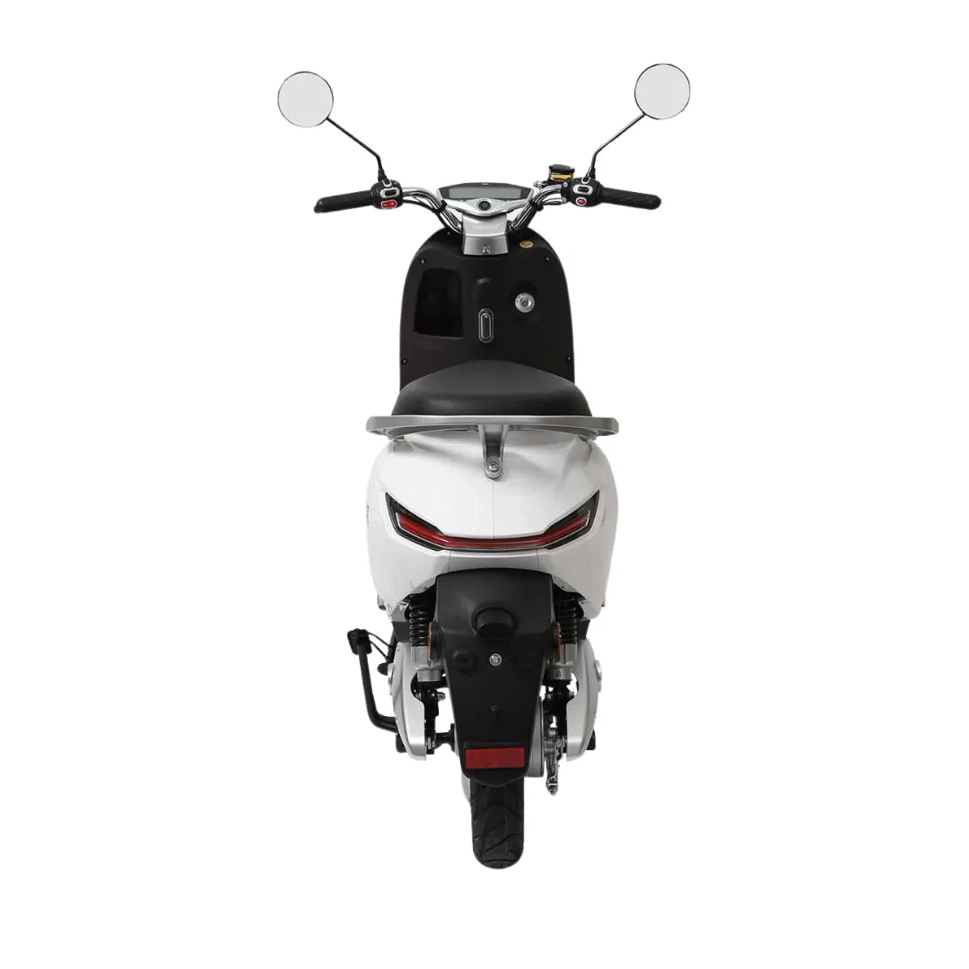 Električni skuter Yadea C Umi, pogled od zadaj prikazuje eleganten dizajn in moderne funkcije.