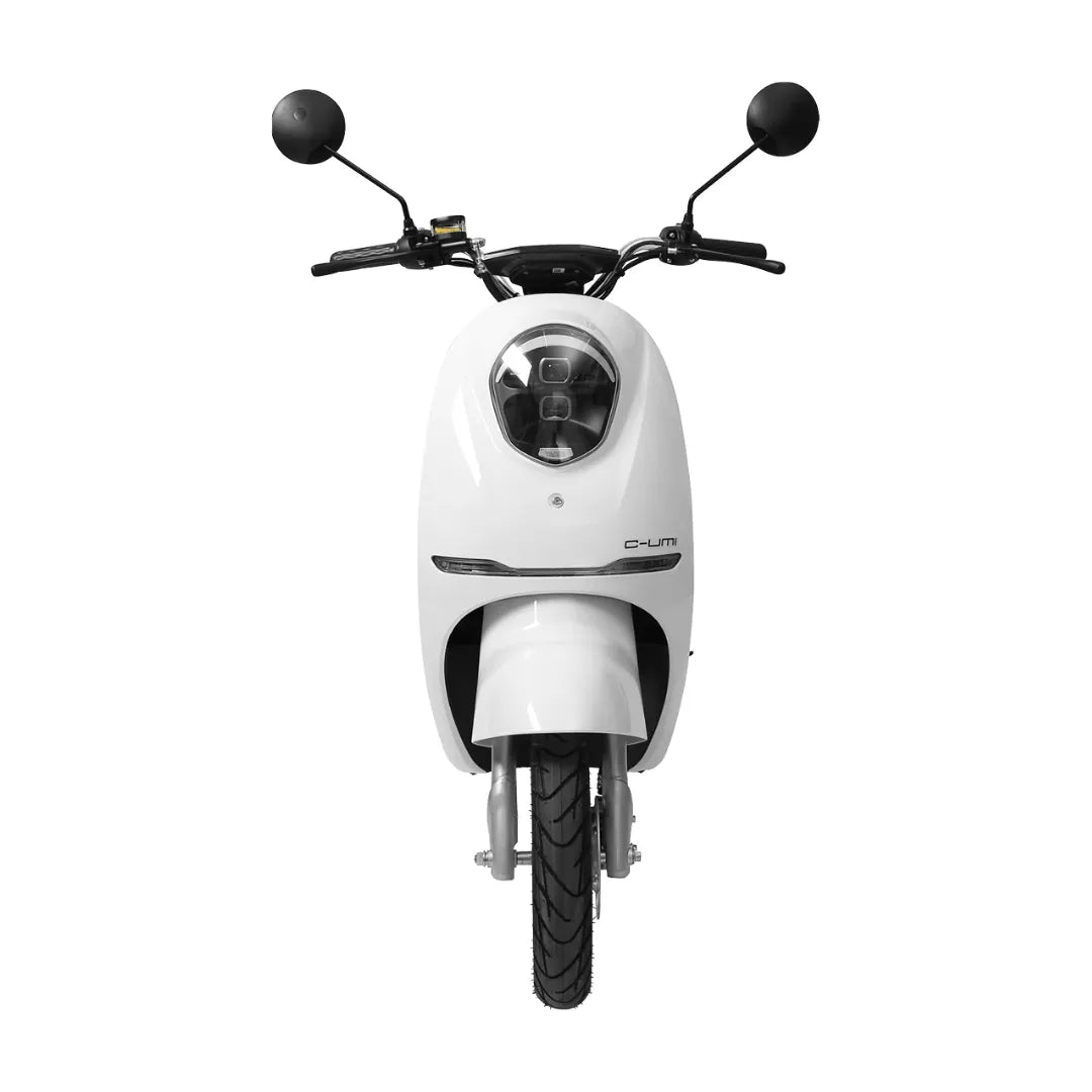 Sprednji pogled električnega skuterja Yadea C Umi, ki se ponaša z elegantnim belim dizajnom in modernim krmilom