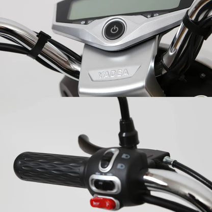 Od blizu posneto armaturna plošča in krmilne ročice električnega skuterja Yadea C Umi.