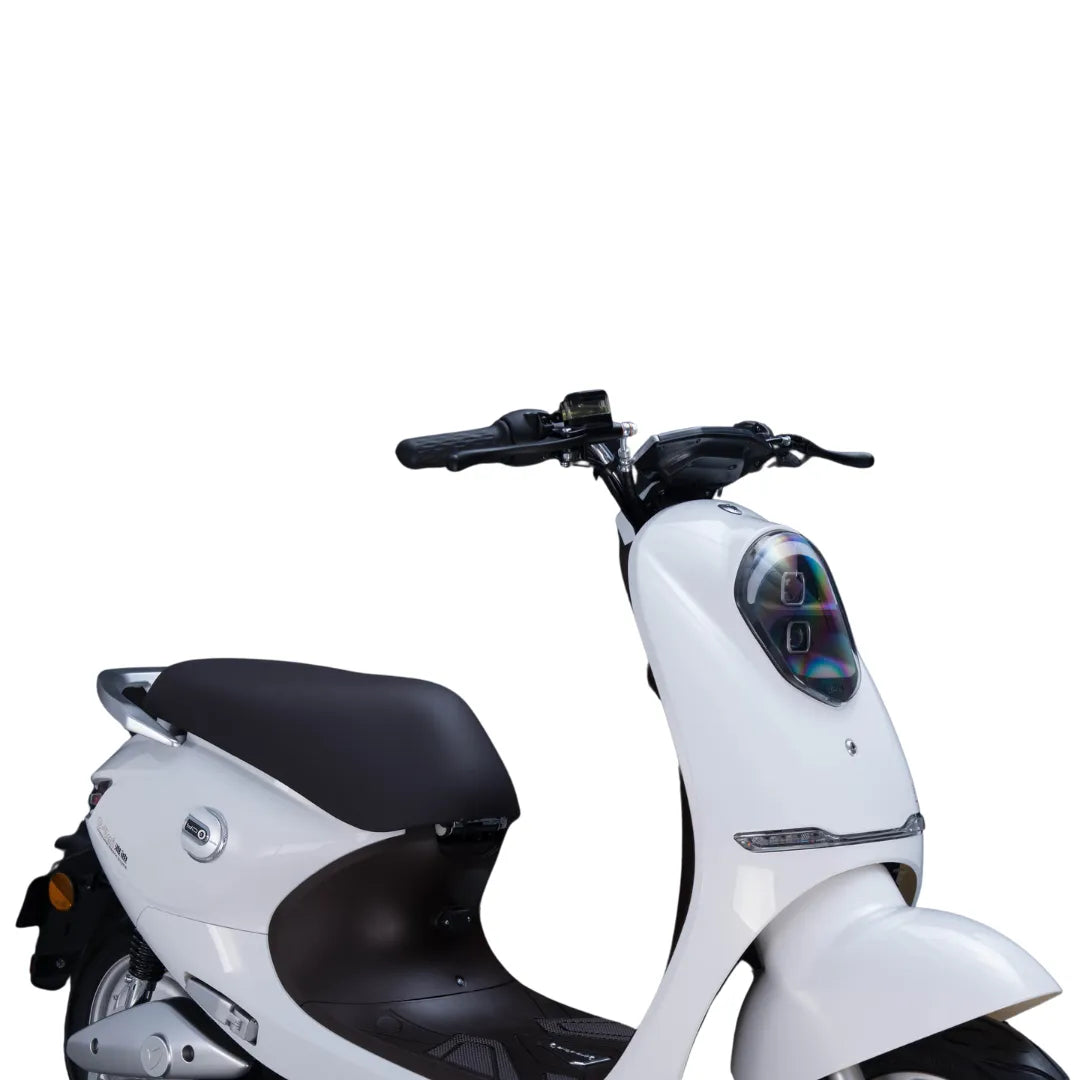 Električni skuter Yadea C Umi v beli barvi, s elegantnim dizajnom in modernim krmilom.