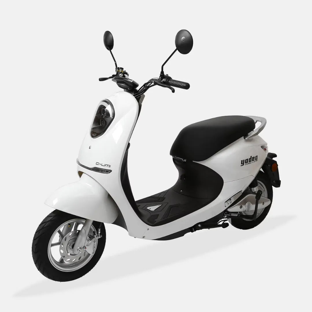 Električni skuter Yadea C Umi v beli barvi, odlikuje ga eleganten dizajn in udoben sedež.