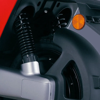 Od blizu vzmetenje in kolo električnega skuterja Yadea Ezeego.