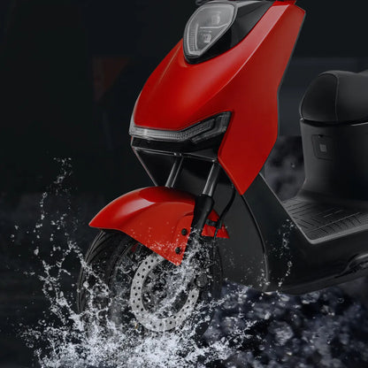 Od blizu posnet Električni skuter Yadea Ezeego, ki šprica skozi vodo in prikazuje svojo elegantno obliko