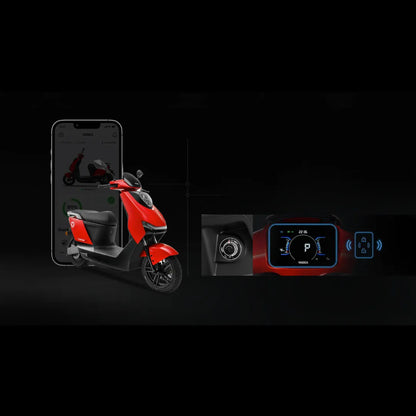 Električni skuter Yadea Ezeego prikazan z aplikacijo za pametni telefon in digitalno armaturno ploščo.