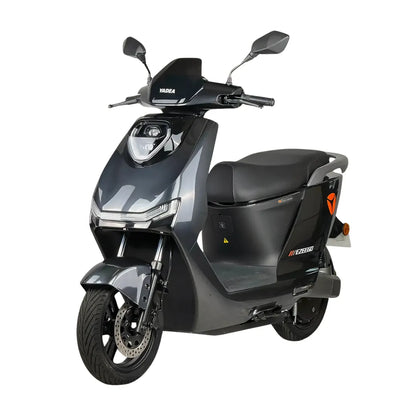 Električni skuter Yadea Ezeego v elegantni sivi barvi z modernim dizajnom in sprednjimi LED lučmi.