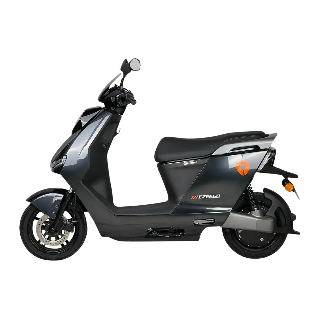 Stranski pogled električnega skuterja Yadea Ezeego v elegantni sivi izvedbi.