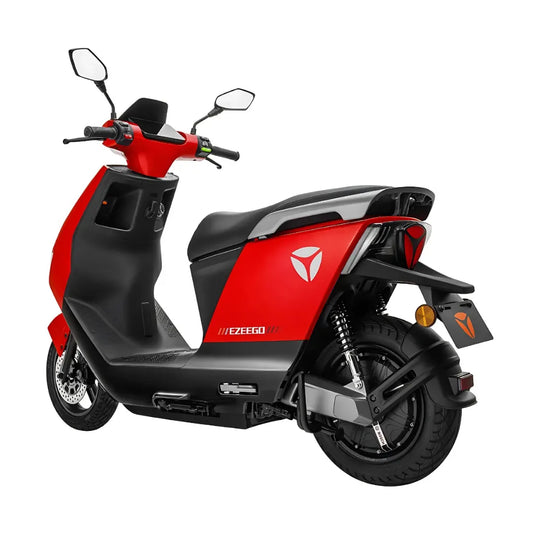 Električni skuter Yadea Ezeego v rdeči barvi, ki se ponaša z elegantnim dizajnom in sodobnimi funkcijami.