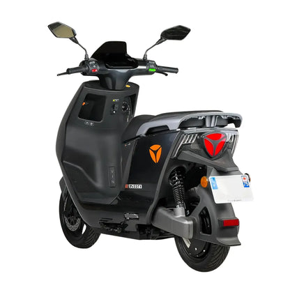 Električni skuter Yadea Ezeego v elegantni črni obliki, ki prikazuje moderne funkcije in stil.