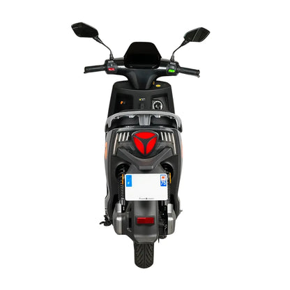 Pogled od zadaj na električni skuter Yadea Ezeego, ki prikazuje njegovo elegantno obliko in upravljalne elemente.