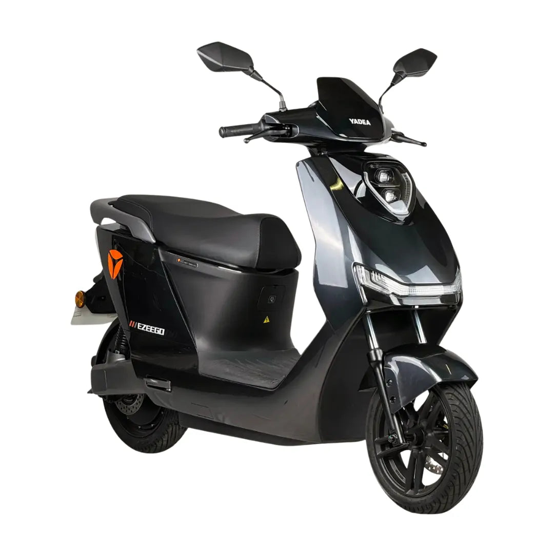 Električni skuter Yadea Ezeego v elegantni črni obliki, z modernim slogom skuterja.
