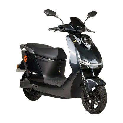 Električni skuter Yadea Ezeego v elegantni črni obliki, z modernim slogom skuterja.