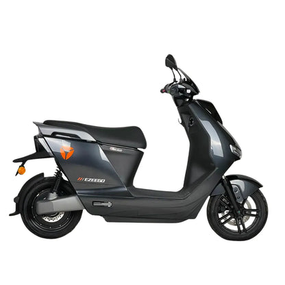 Stranski pogled električnega skuterja Yadea Ezeego v elegantni sivi izvedbi.