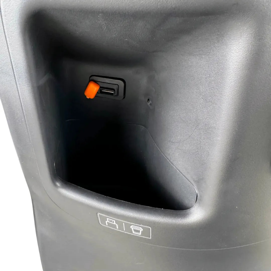 Posnetek od blizu predala v električnem skuterju Yadea Ezeego, ki prikazuje priključek za polnjenje.