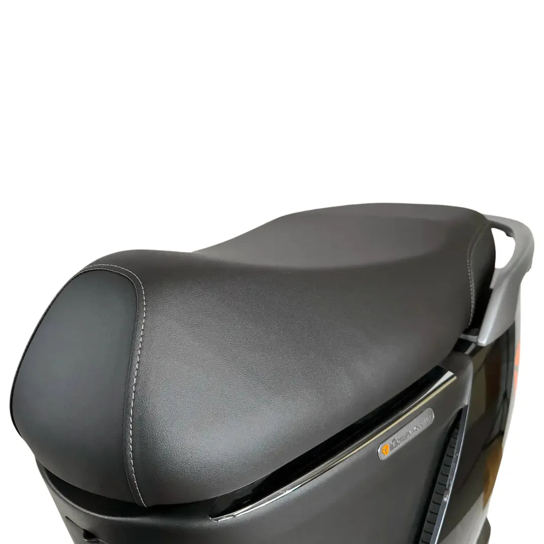 Od blizu posnet sedež električnega skuterja Yadea Ezeego, ki se ponaša z elegantnim dizajnom.