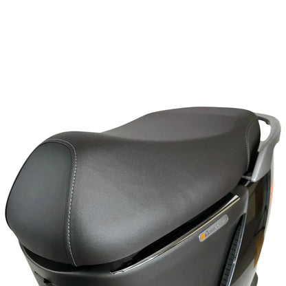 Od blizu posnet sedež električnega skuterja Yadea Ezeego, ki se ponaša z elegantnim dizajnom.