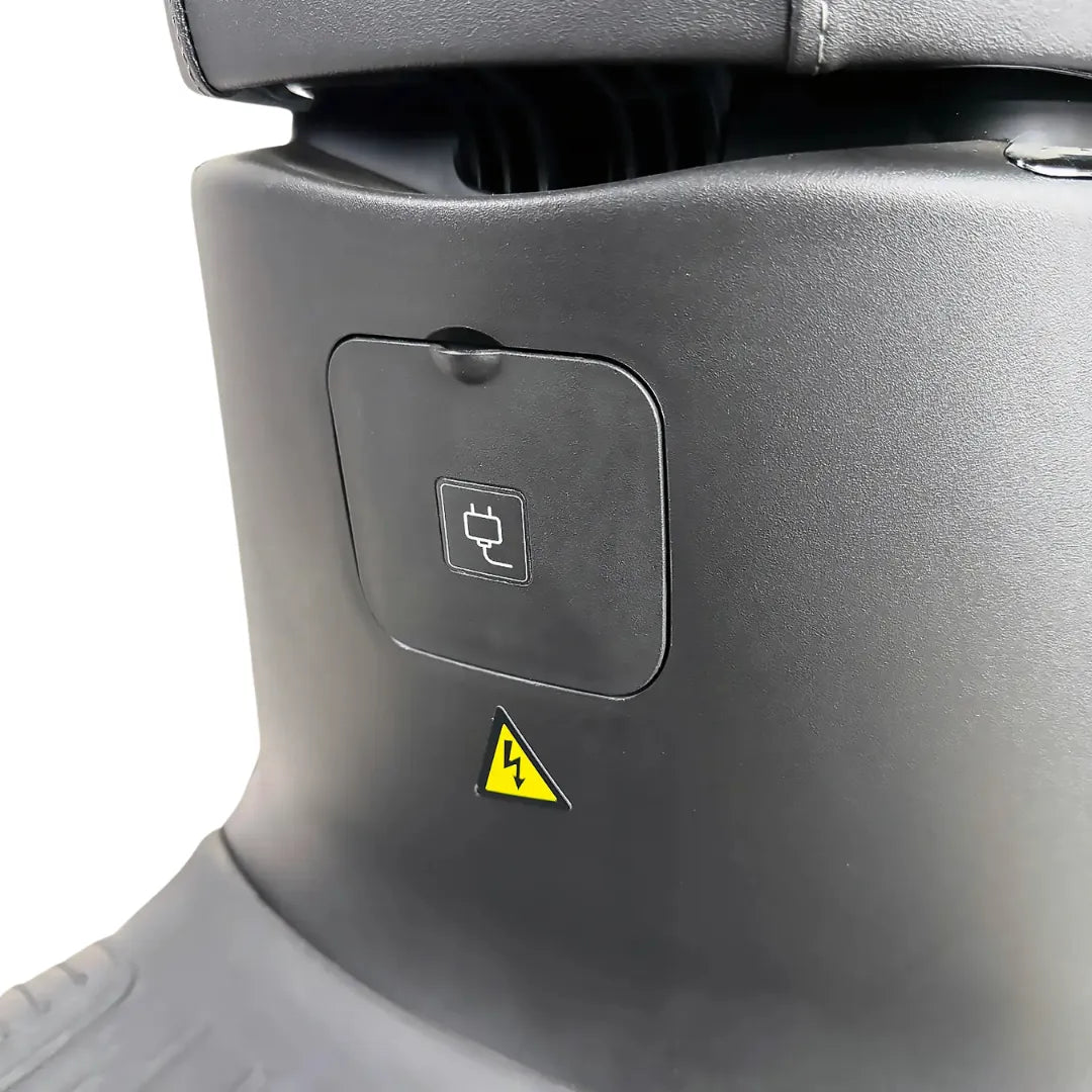 Od blizu posnet priključek za polnjenje na električnem skuterju Yadea Ezeego.