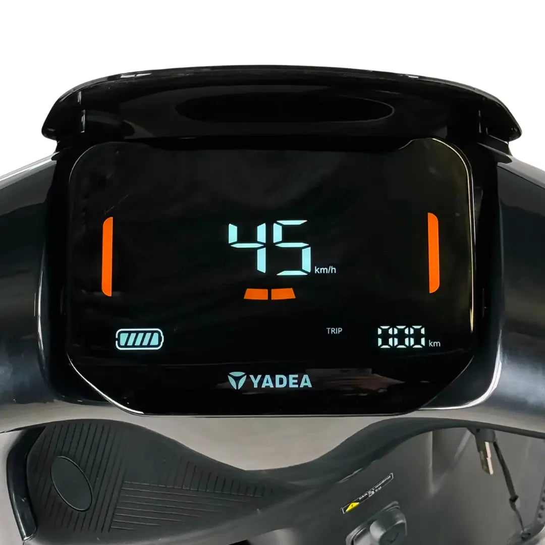 Od blizu posnet digitalni zaslon električnega skuterja Yadea Ezeego, ki prikazuje hitrost in informacije o poti.