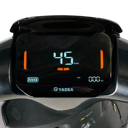 Od blizu posnet digitalni zaslon električnega skuterja Yadea Ezeego, ki prikazuje hitrost in informacije o poti.