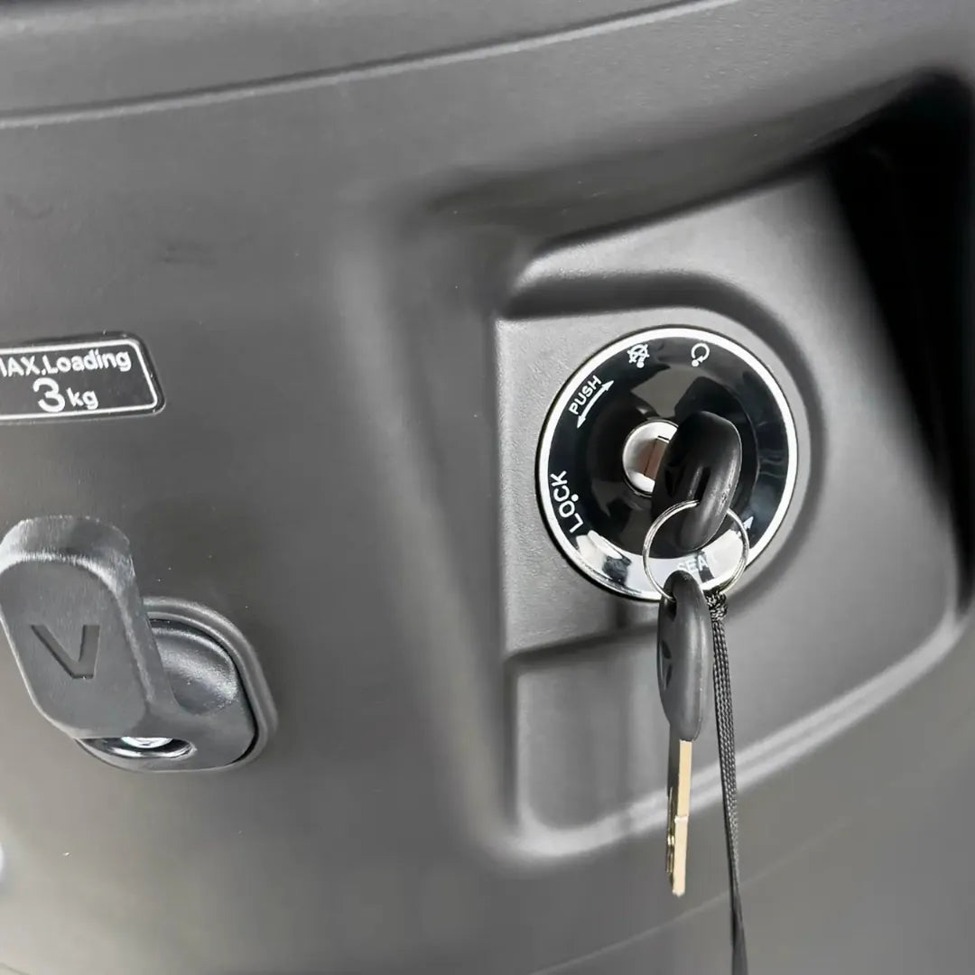 Od blizu posneto mesto za ključ za vžig na električnem skuterju Yadea Ezeego.