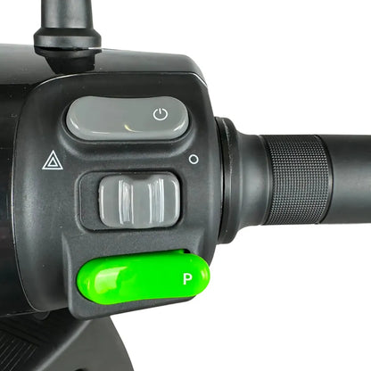 Od blizu posneto nadzorna plošča na električnem skuterju Yadea Ezeego, ki prikazuje gumbe in ročico za plin