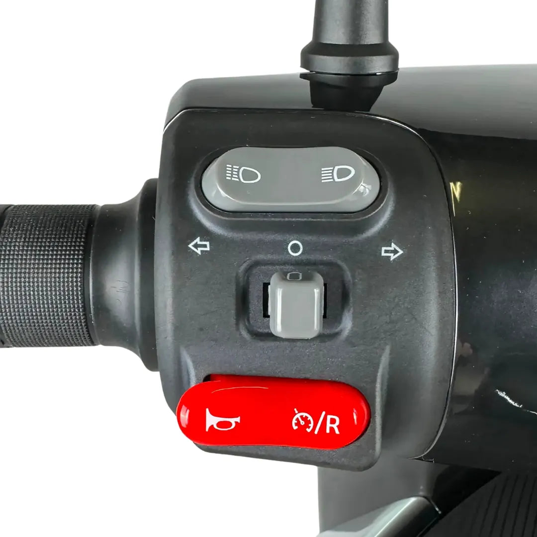 Od blizu posneto krmilo z upravljalnimi elementi na električnem skuterju Yadea Ezeego.