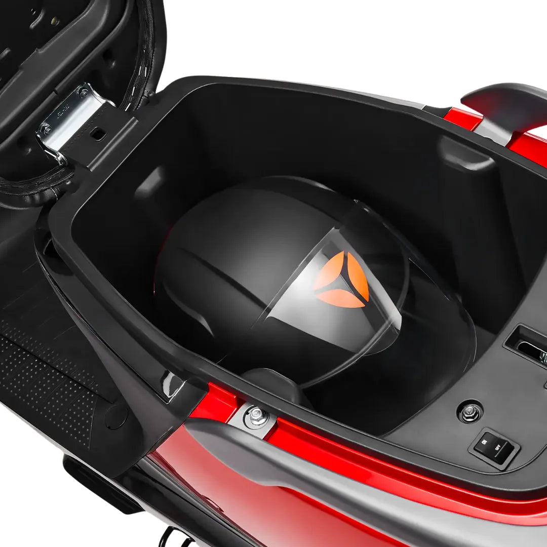 Posnetek od blizu odlagalnega prostora v električnem skuterju Yadea Ezeego, ki prikazuje čelado.