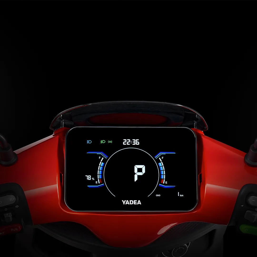Od blizu posnet prikazovalnik na armaturni plošči električnega skuterja Yadea Ezeego.