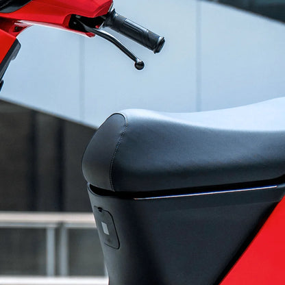 Od blizu posnet sedež in krmilo električnega skuterja Yadea Ezeego.