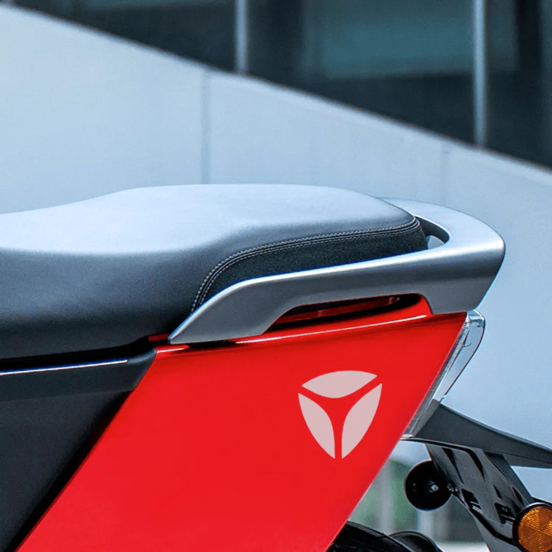 Od blizu posnet sedež in zadnji del električnega skuterja Yadea Ezeego.