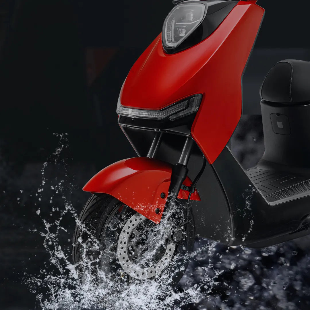 Od blizu posnet Električni skuter Yadea Ezeego, ki šprica vodo.