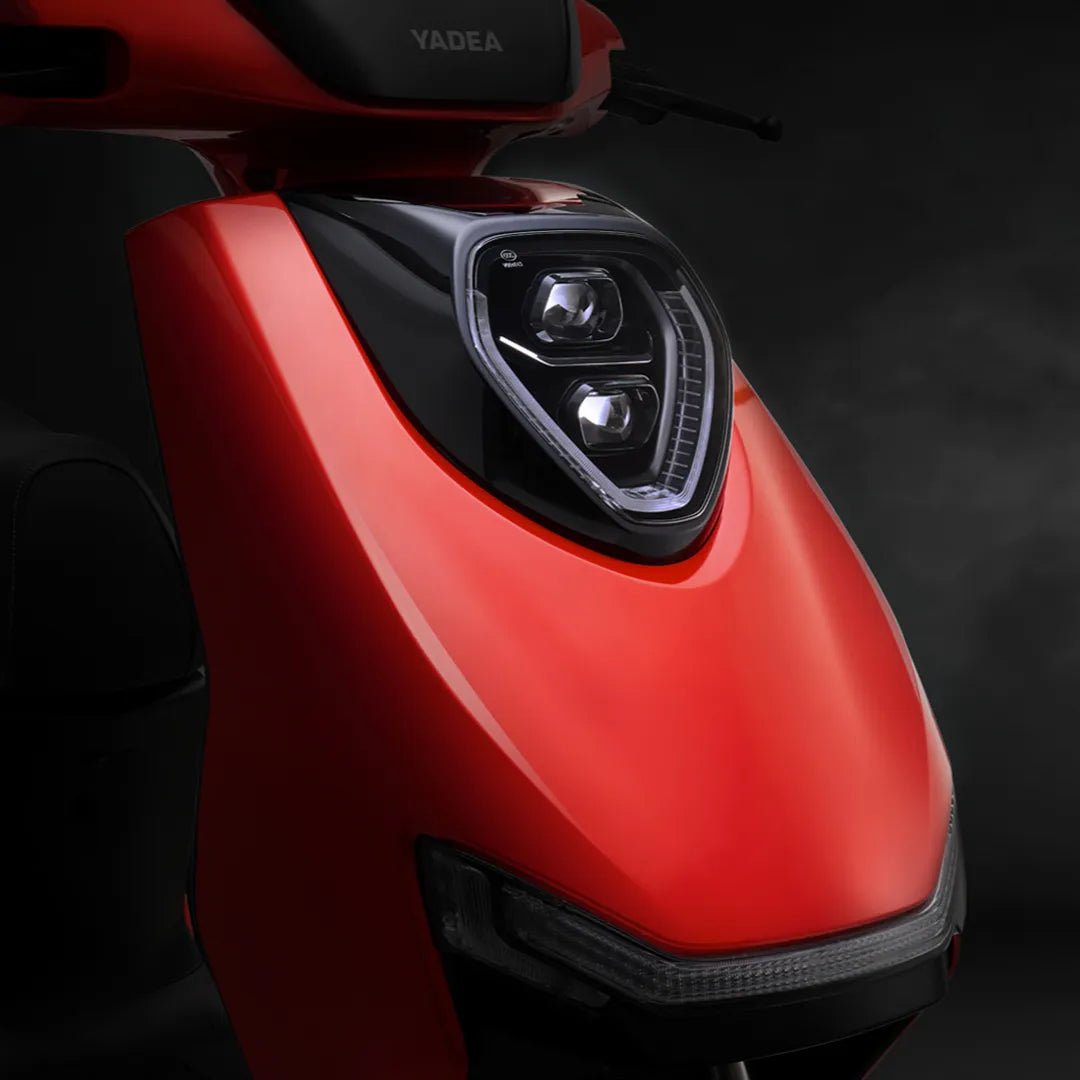 Od blizu posnet eleganten sprednji dizajn električnega skuterja Yadea Ezeego v živahni rdeči barvi.