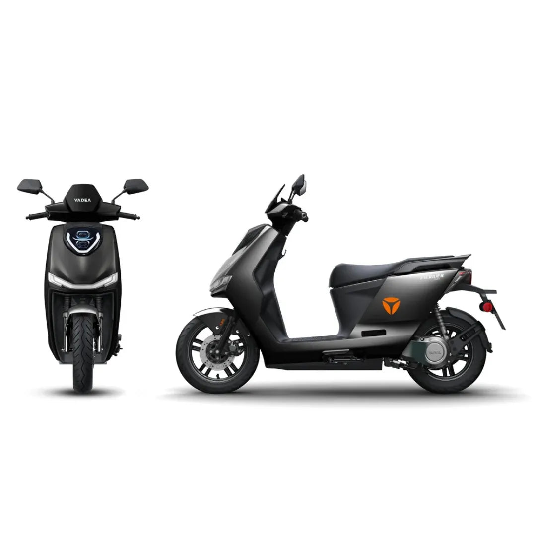 Električni skuter Yadea Fierider v elegantni črni obliki, ki prikazuje sprednji in stranski pogled.