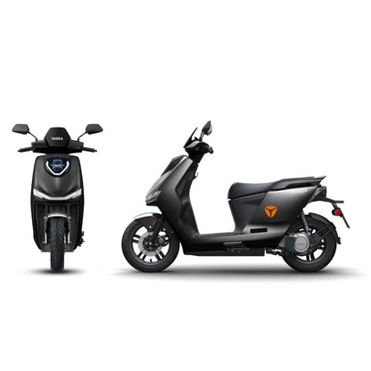 Električni skuter Yadea Fierider v elegantni črni obliki, ki prikazuje sprednji in stranski pogled.