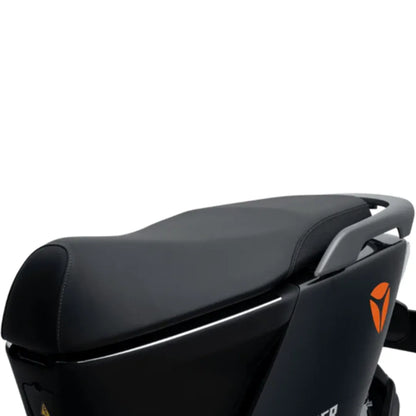 Od blizu posnet sedež električnega skuterja Yadea Fierider, ki se ponaša z elegantnim dizajnom.