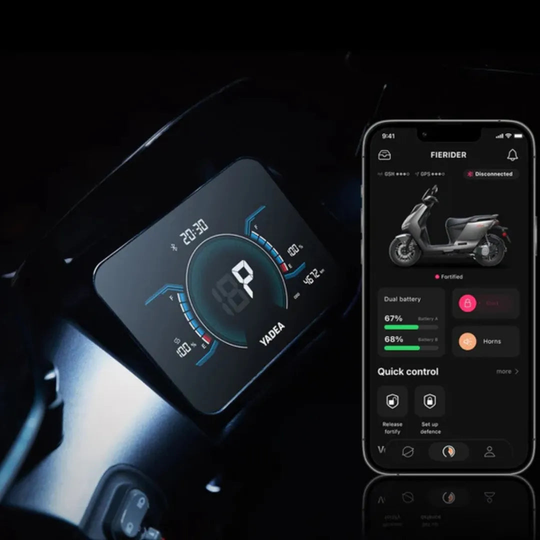 Od blizu posnet armaturna plošča električnega skuterja Yadea Fierider s pametno telefonsko aplikacijo.