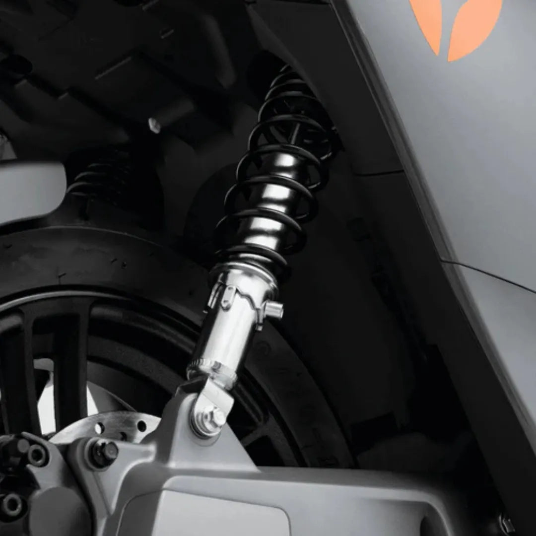 Od blizu posneto vzmetenje na električnem skuterju Yadea Fierider.