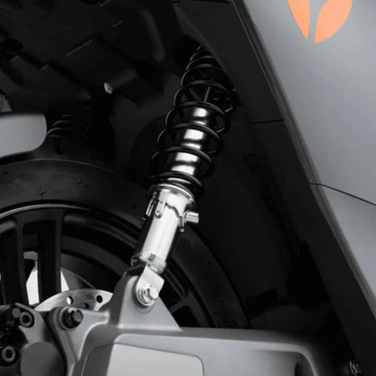 Od blizu posneto vzmetenje na električnem skuterju Yadea Fierider.