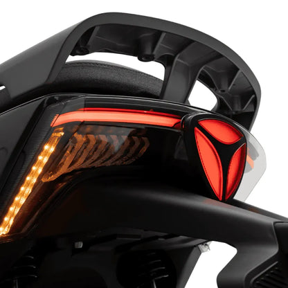 Od blizu posnet zadnja luč in dizajn električnega skuterja Yadea Fierider.