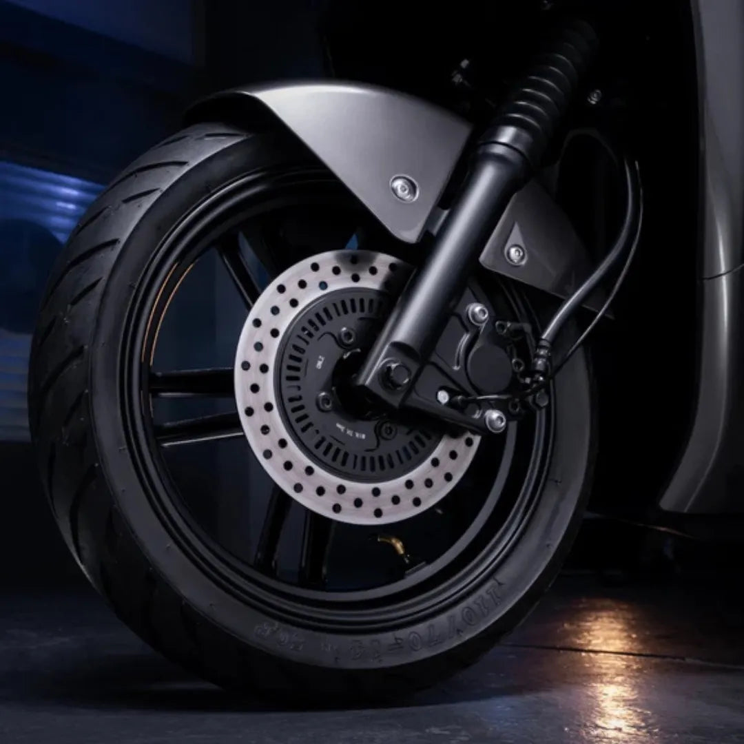 Od blizu kolo in zavora električnega skuterja Yadea Fierider.