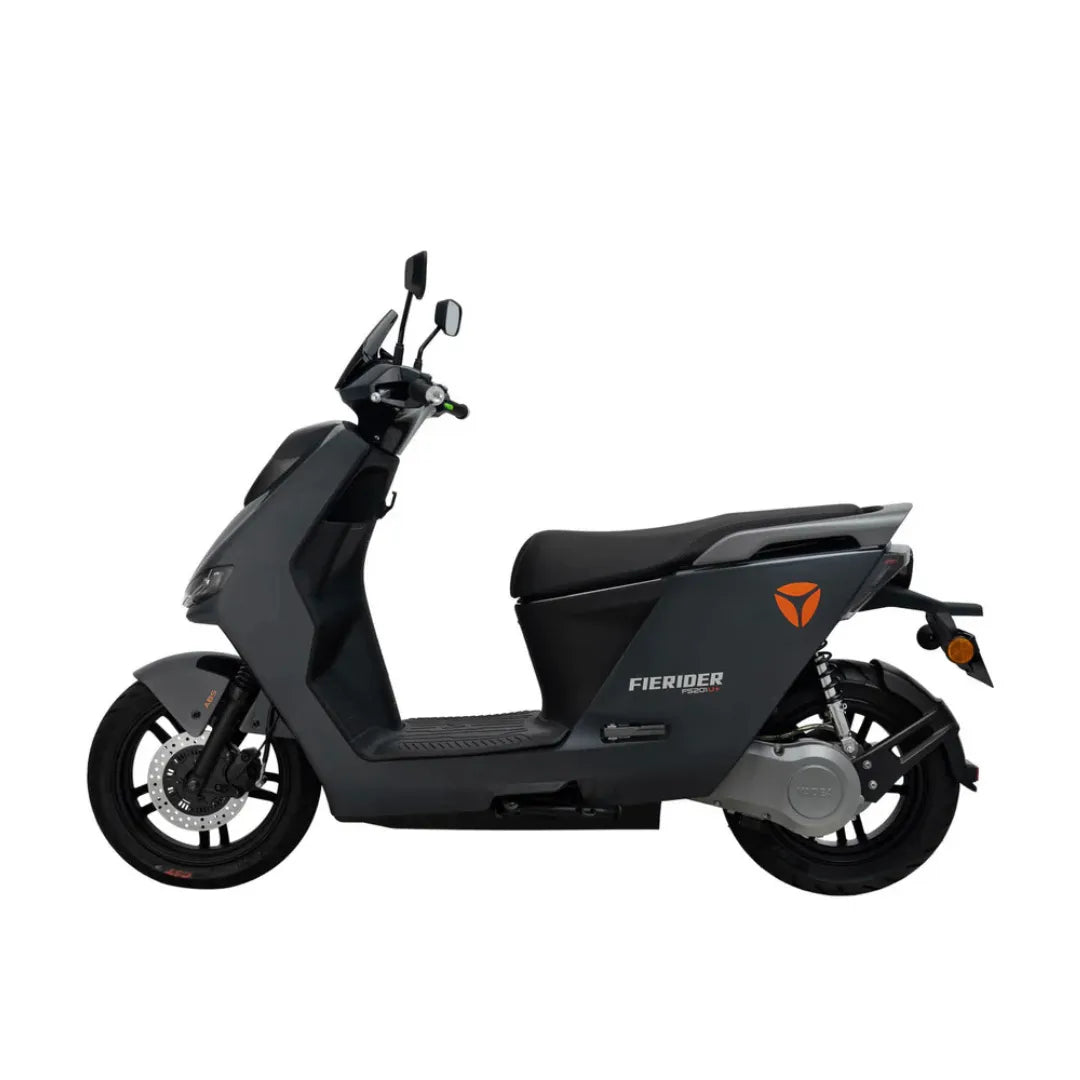 Stranski pogled električnega skuterja Yadea Fierider v elegantni sivi obliki.