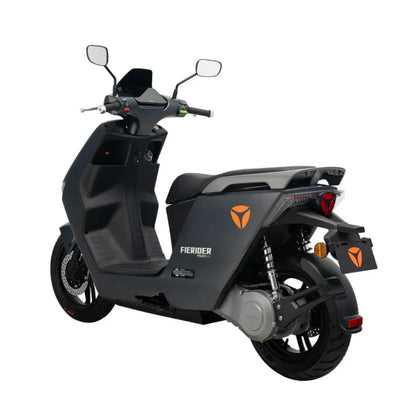 Električni skuter Yadea Fierider v elegantni črni izvedbi, ki prikazuje moderne funkcije in blagovno znamko.