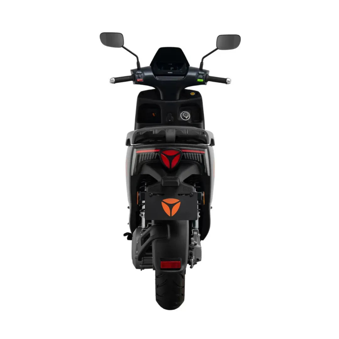 Sprednji pogled električnega skuterja Yadea Fierider, ki prikazuje njegovo elegantno obliko in lastnosti.