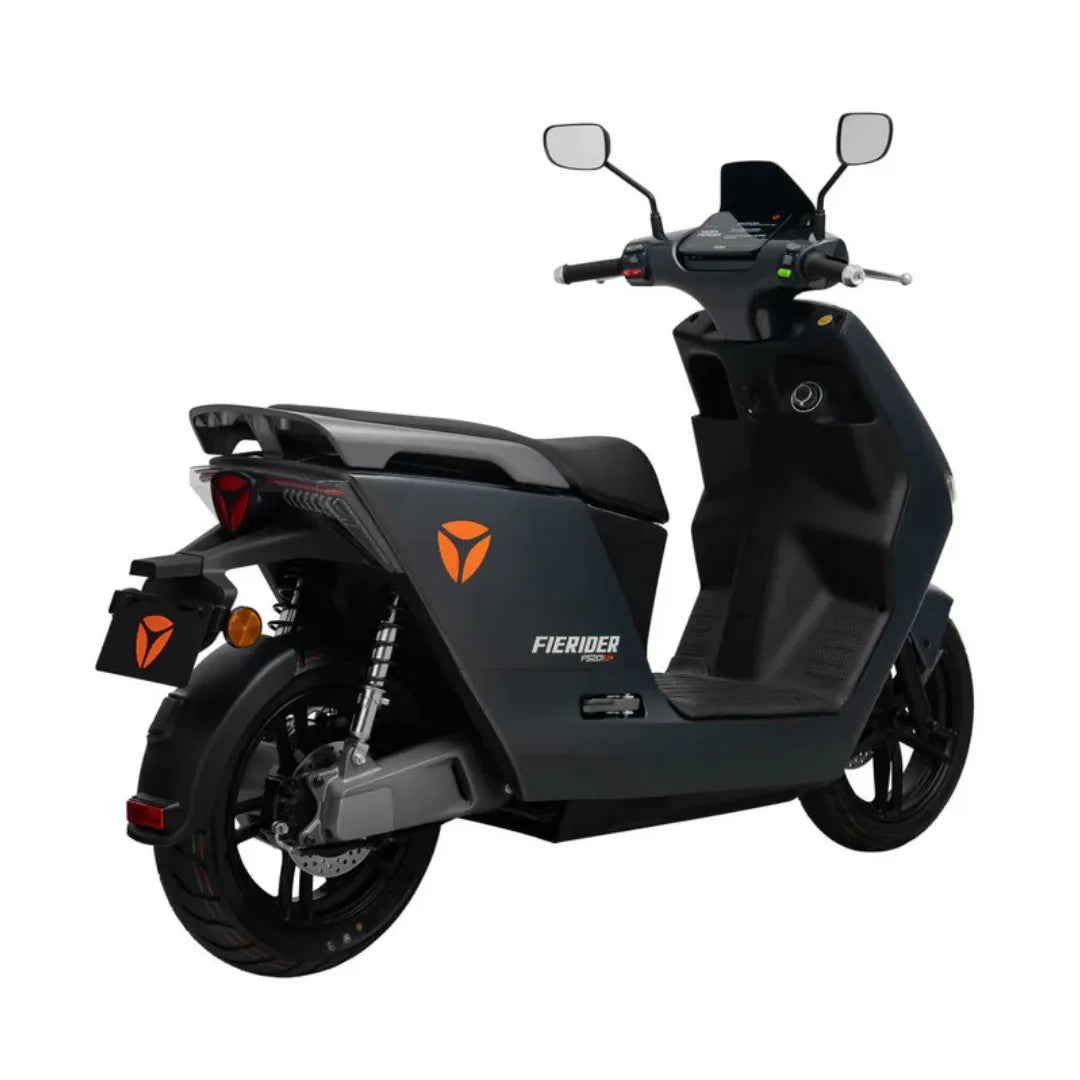 Električni skuter Yadea Fierider v elegantni črni izvedbi, ki prikazuje moderne funkcije in stil.