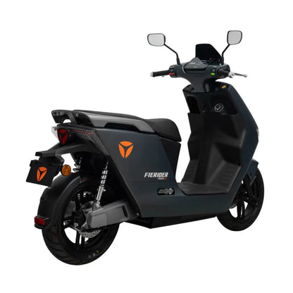 Električni skuter Yadea Fierider v elegantni črni izvedbi, ki prikazuje moderne funkcije in stil.